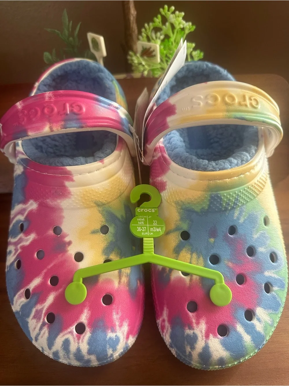 CROCS Kids Tie-Dye Fleece-Lined Clogs in Pink, Blue, Yellow size  m4/w6